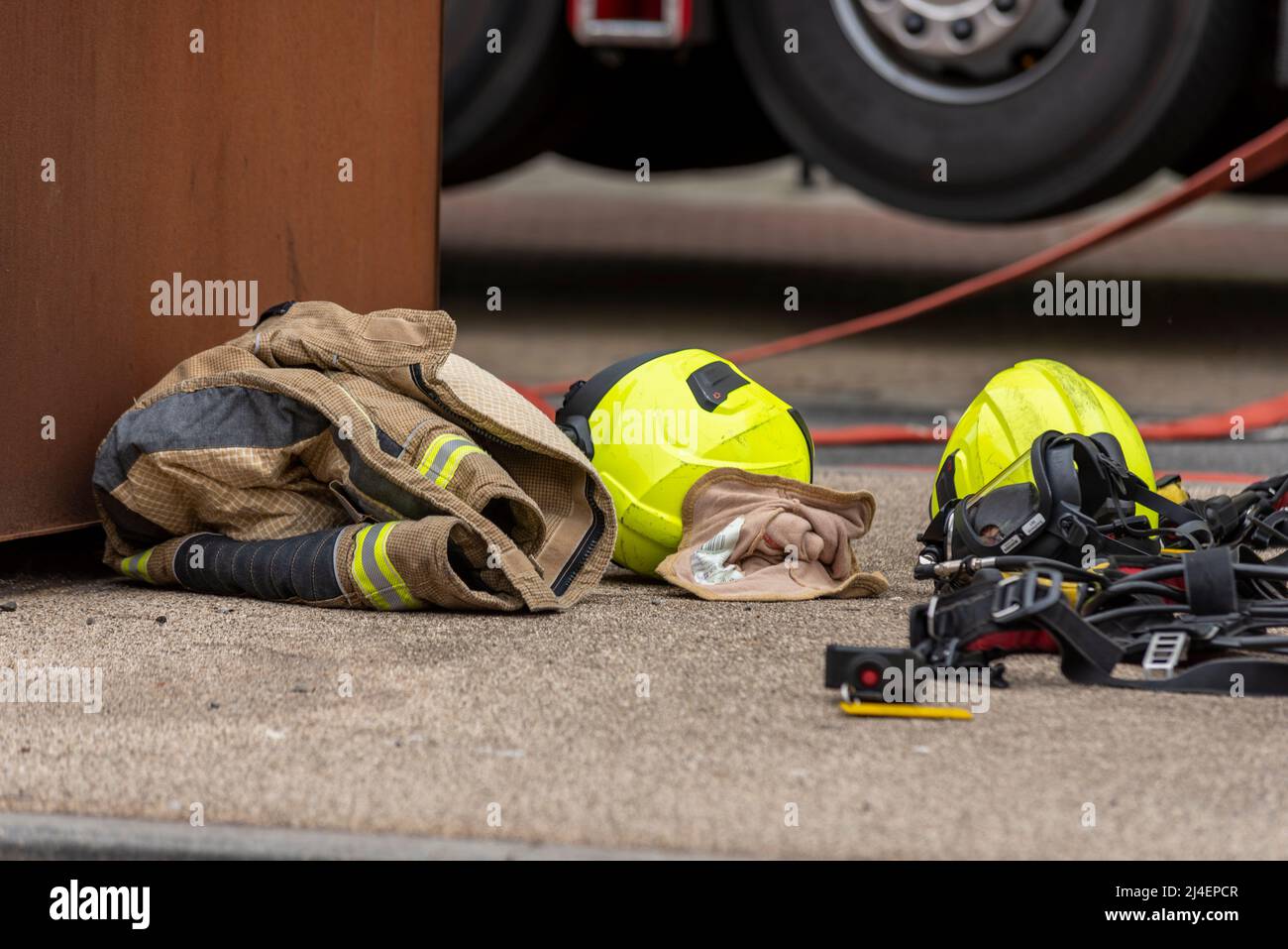 Essex County Fire & Rescue Service che svolge esercizio di formazione presso la University of Essex Student accommodation a Southend. Apparecchiatura scartata dopo Foto Stock
