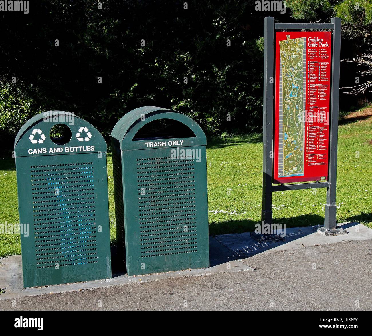 Cestino e lattine e bottiglie recipienti e mappa del Golden Gate Park a San Francisco, California Foto Stock Cestino e lattine e bottiglie recipienti e mappa del Golden Gate Park a San Francisco, California Foto Stock