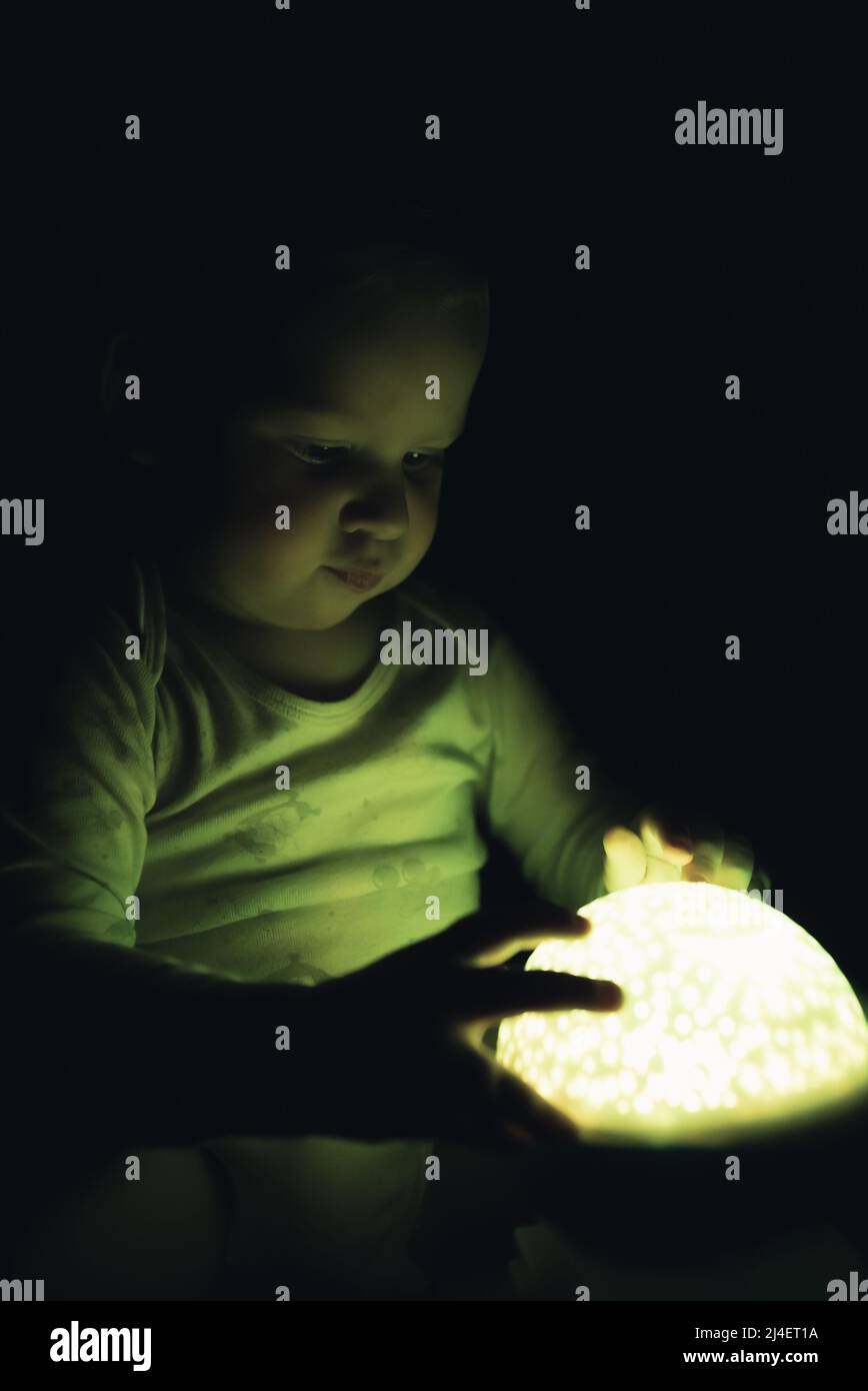 Creare ricordi con il bambino. Curiosità del bambino catturata sulla macchina fotografica. Scatto verticale. Foto di alta qualità Foto Stock