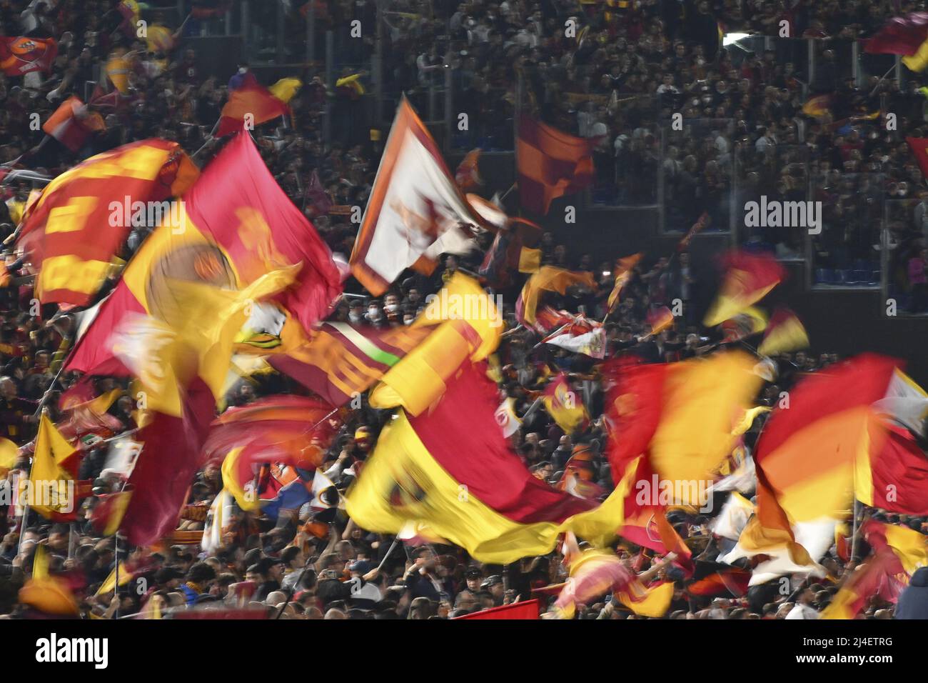 IN QUALITÀ di tifosi Rom durante la fase di ritorno delle quarti di finale della UEFA Conference League tra A.S. Roma e FK Bodo/Glimt allo Stadio Olimpico il 13th aprile 2022 a Roma. Foto Stock