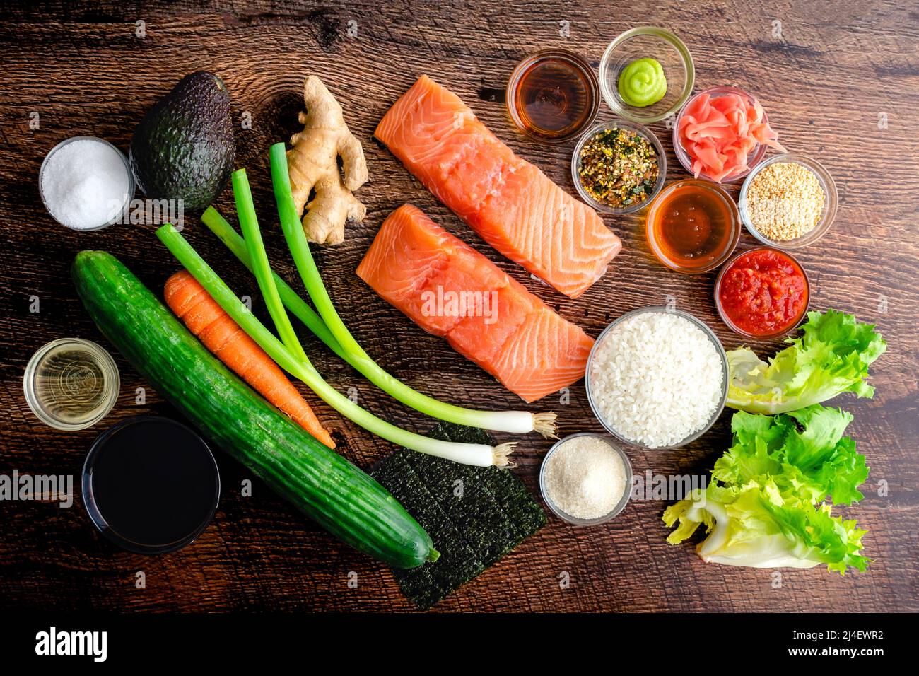Salmone piccante Sushi Bowl ingredienti: Salmone crudo, riso sushi, verdure e altri ingredienti Foto Stock