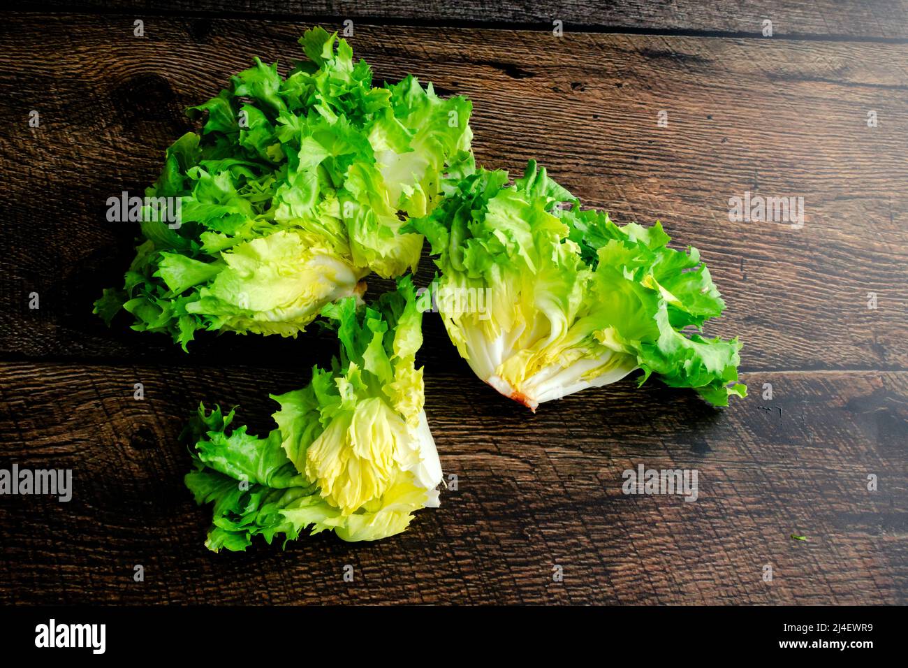 Vista dall'alto di escarole fresche: Tre pezzi di lattuga escarola verde mostrati dall'alto Foto Stock