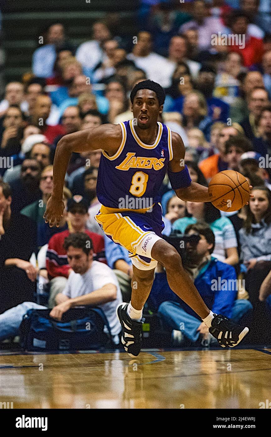 Kobe Bryant in competizione per i Los Angeles Lakers durante la sua stagione di rookie in una partita contro i New Jersey Nets nel 1998 Foto Stock