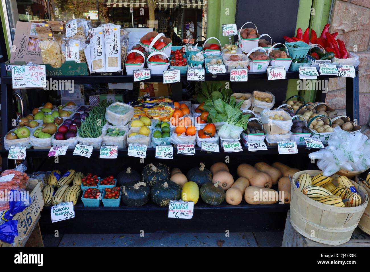 Negozio di alimentari in vecchio stile con esposizione di verdure all'aperto di fronte Foto Stock