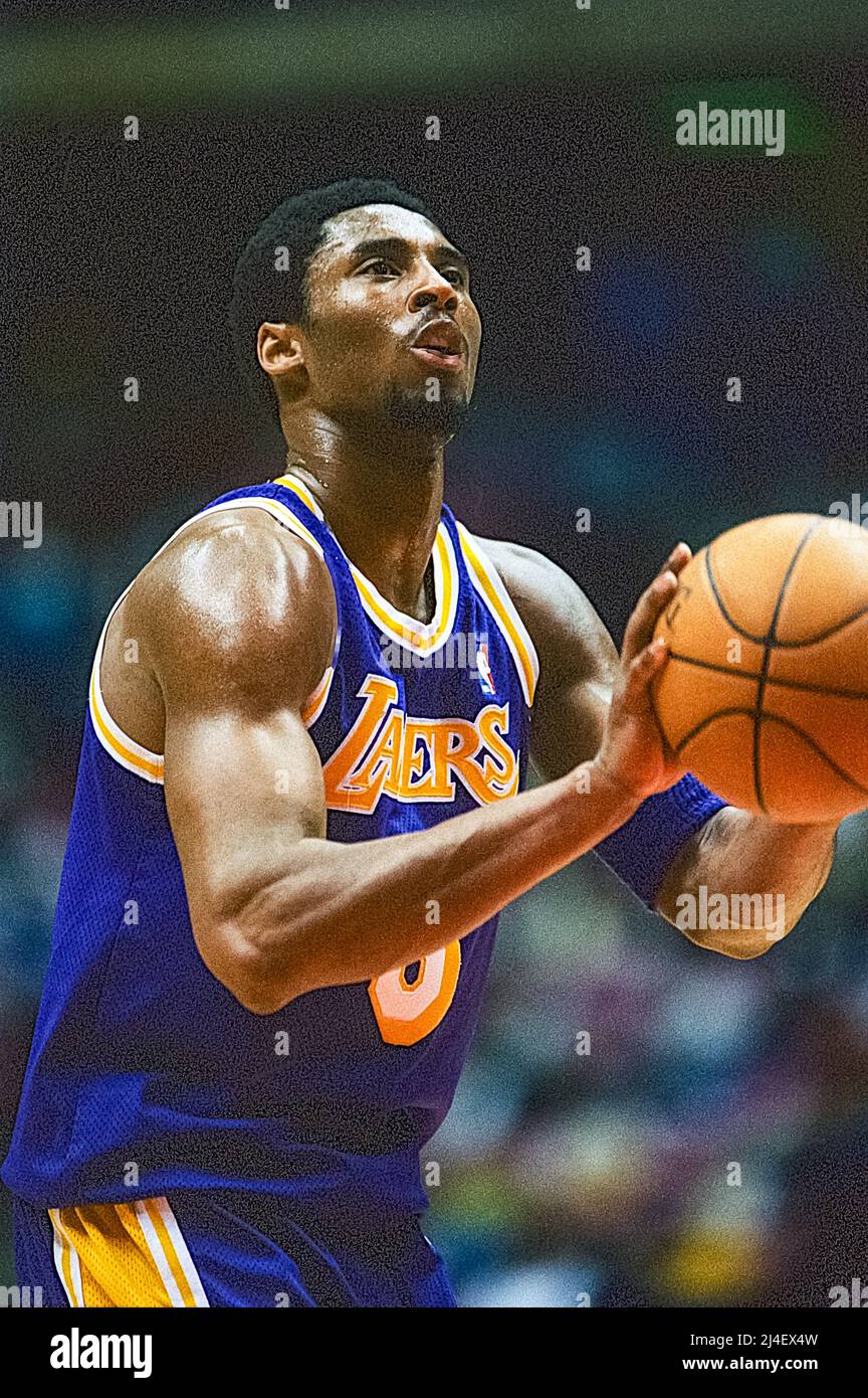 Kobe Bryant in competizione per i Los Angeles Lakers durante la sua stagione di rookie in una partita contro i New Jersey Nets nel 1998 Foto Stock