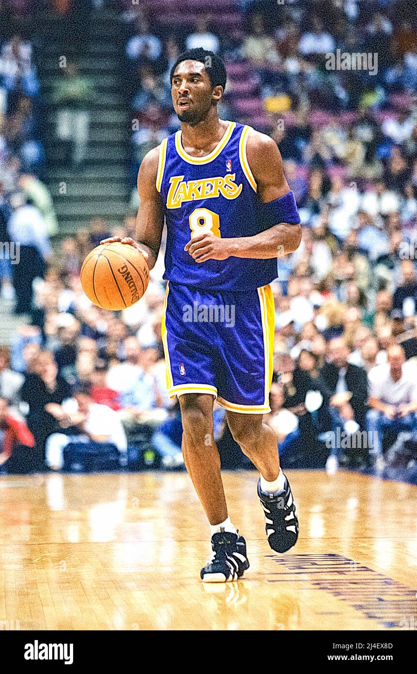 Kobe Bryant in competizione per i Los Angeles Lakers durante la sua stagione di rookie in una partita contro i New Jersey Nets nel 1998 Foto Stock