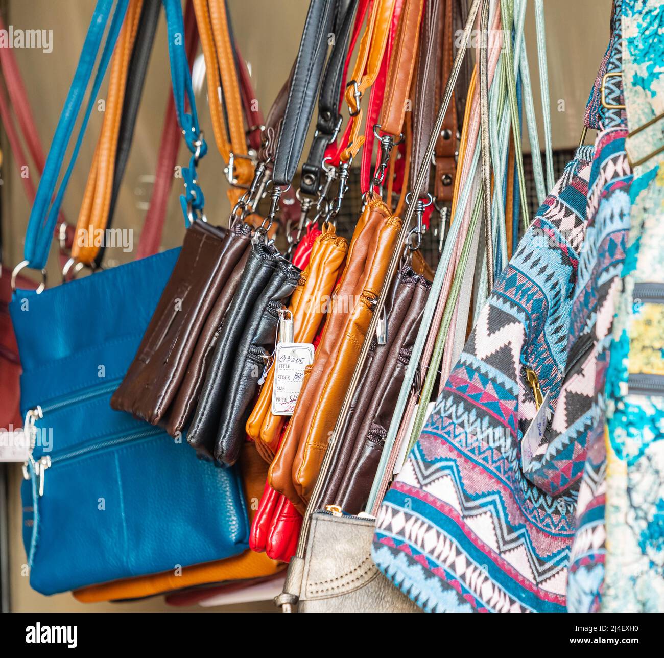 Un mazzo di eleganti borse Sling in pelle e tessuto. Queste borse colorate  sono usate come accessorio di moda popolare da giovani e millennial Foto  stock - Alamy