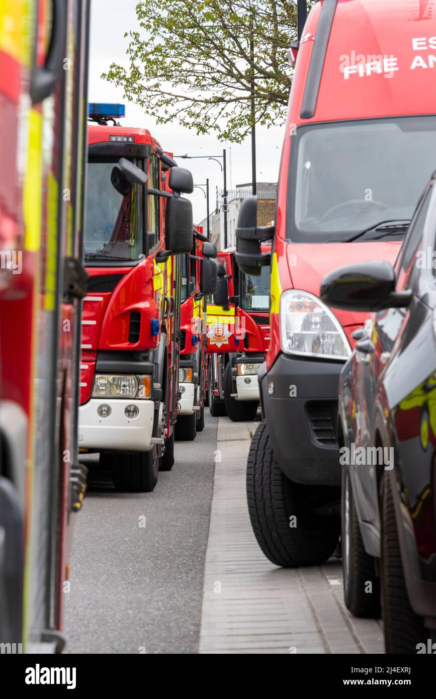 Essex County Fire & Rescue Service svolgere un esercizio di formazione presso la University of Essex Student accomodation a Southend. Motori antincendio Foto Stock