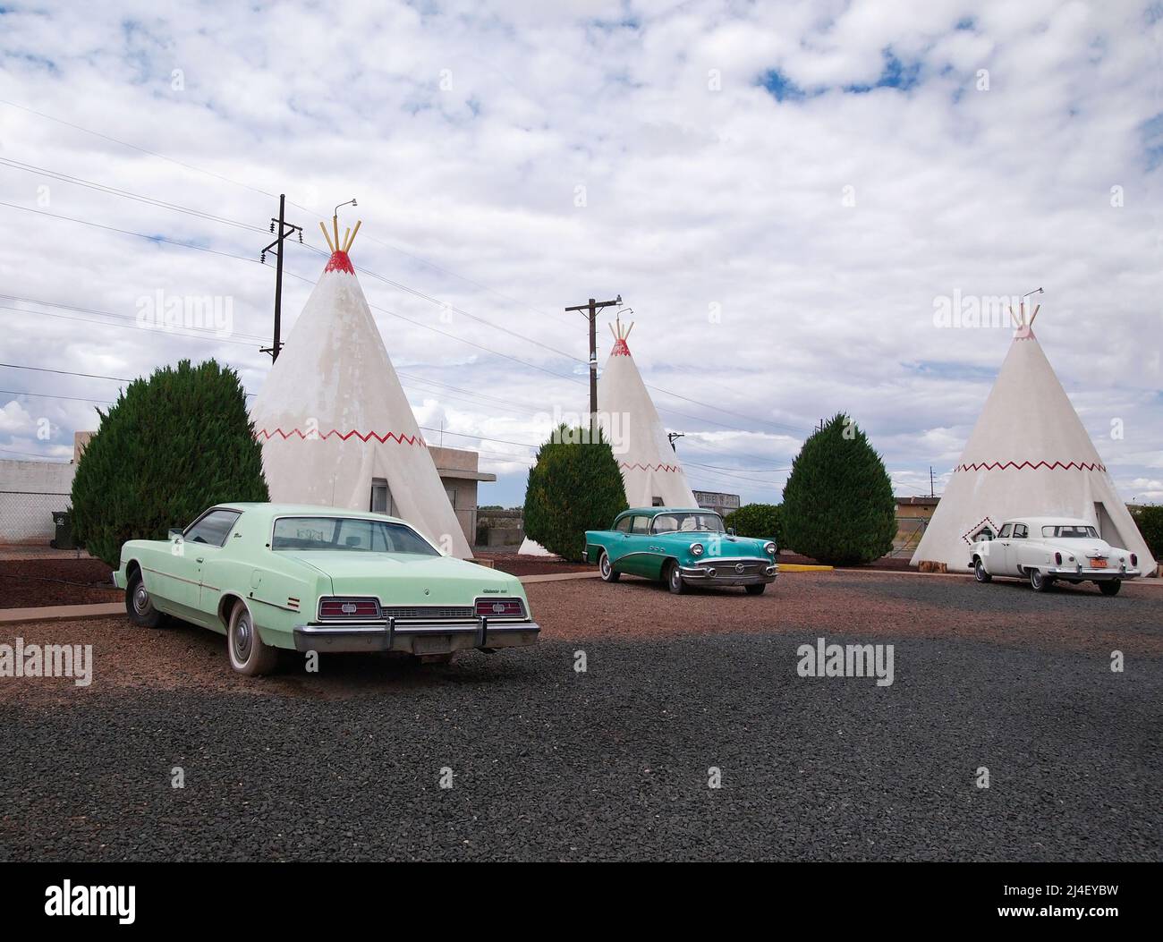 Holbrook, Arizona - una collezione di automobili americane d'epoca, parcheggiata di fronte a tre camere in cemento wigwam al Wigwam Motel No. 6, su t Foto Stock