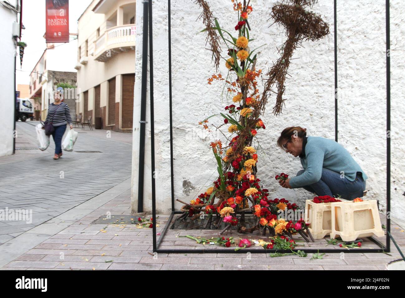 Tenerife, Spagna. 14th Apr 2022. Percorso processionale off flower art a Guia de Isora, artista off molti luoghi forma diverse sculture fuori l'arte effimera circa settimana Santa. (Credit Image: © Mercedes Menendez/Pacific Press via ZUMA Press Wire) Credit: ZUMA Press, Inc./Alamy Live News Foto Stock