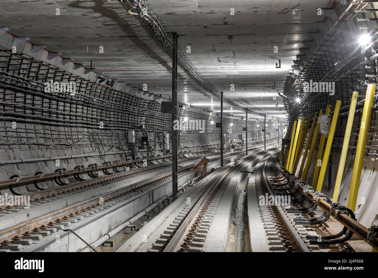 Costruzione di un nuovo tunnel della metropolitana. Linea moderna di trasporto urbano. Tornitura di un grande tunnel a doppio binario Foto Stock