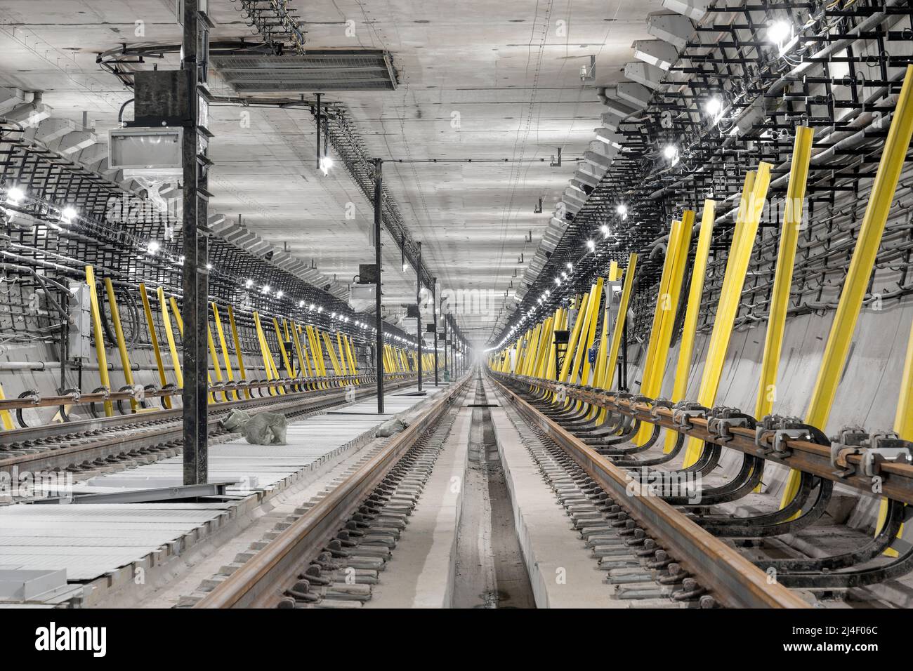 Costruzione di un nuovo tunnel della metropolitana. Linea moderna di trasporto urbano Foto Stock