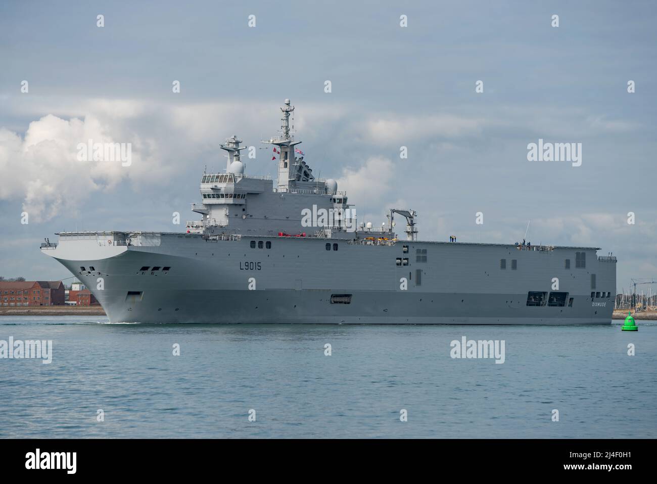 La nave d'assalto anfibio della Marina francese (Marine Nationale) FS Dixmude (L9015) che lascia Portsmouth, Regno Unito il 14/04/2022. Foto Stock