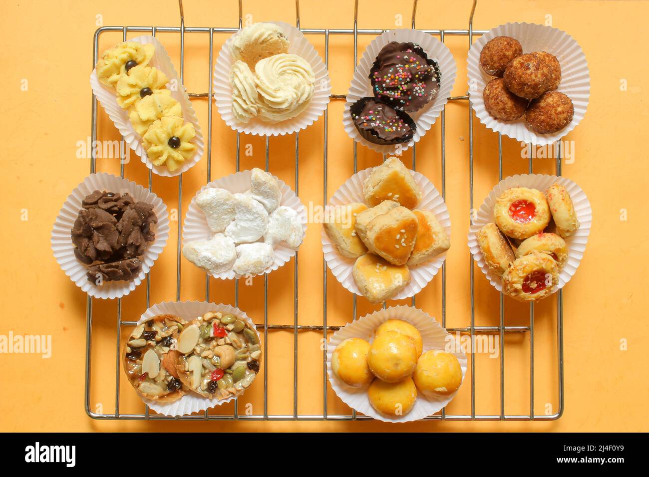 Aneka Kue Lebaran o biscotti indonesiani assortiti serviti per celebrare Lebaran Idul Fitri IED Mubarak, tra cui Nastar, Snow White, Kaastengels Foto Stock