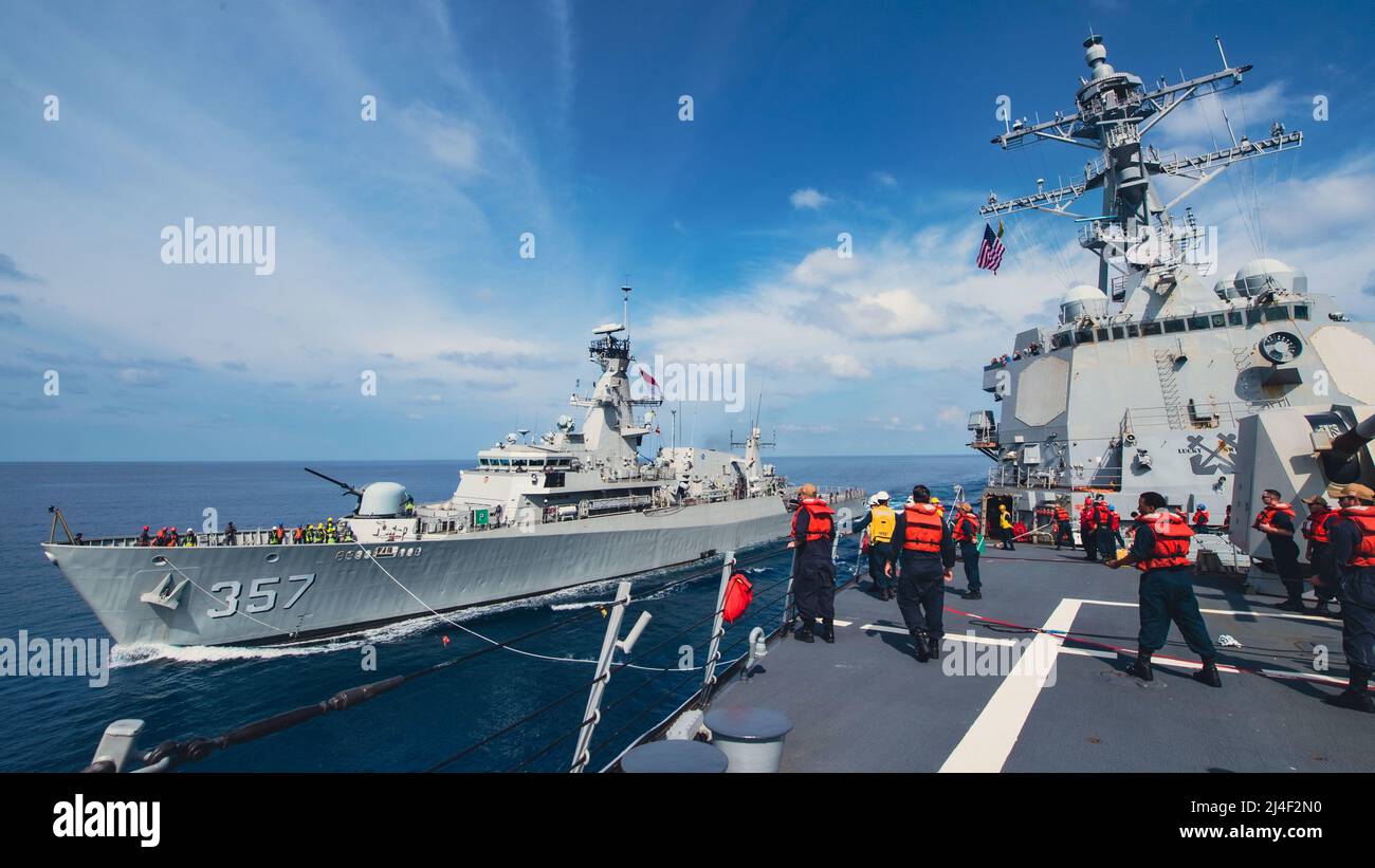 SOUTH CHINA SEA (13 aprile 2022) il cacciatorpediniere missilistico guidato di classe Arleigh Burke USS Momsen (DDG 92) e il Tentara Nasional Indonesia-Angkatan Laut, Bung Tomo-class corvette KRI Bung Tomo (FF 357) hanno condotto una formazione bilaterale, fornendo alle navi degli Stati Uniti e dell'Indonesia l'opportunità di esercitare e lavorare insieme per raggiungere obiettivi marittimi comuni. Operazioni bilaterali come questa rassicurano i nostri alleati e partner dell'impegno degli Stati Uniti a mantenere un libero e aperto Indo-Pacific. (STATI UNITI Foto Navy di Mass Communication 3rd Classe Lily Gebauer) Foto Stock