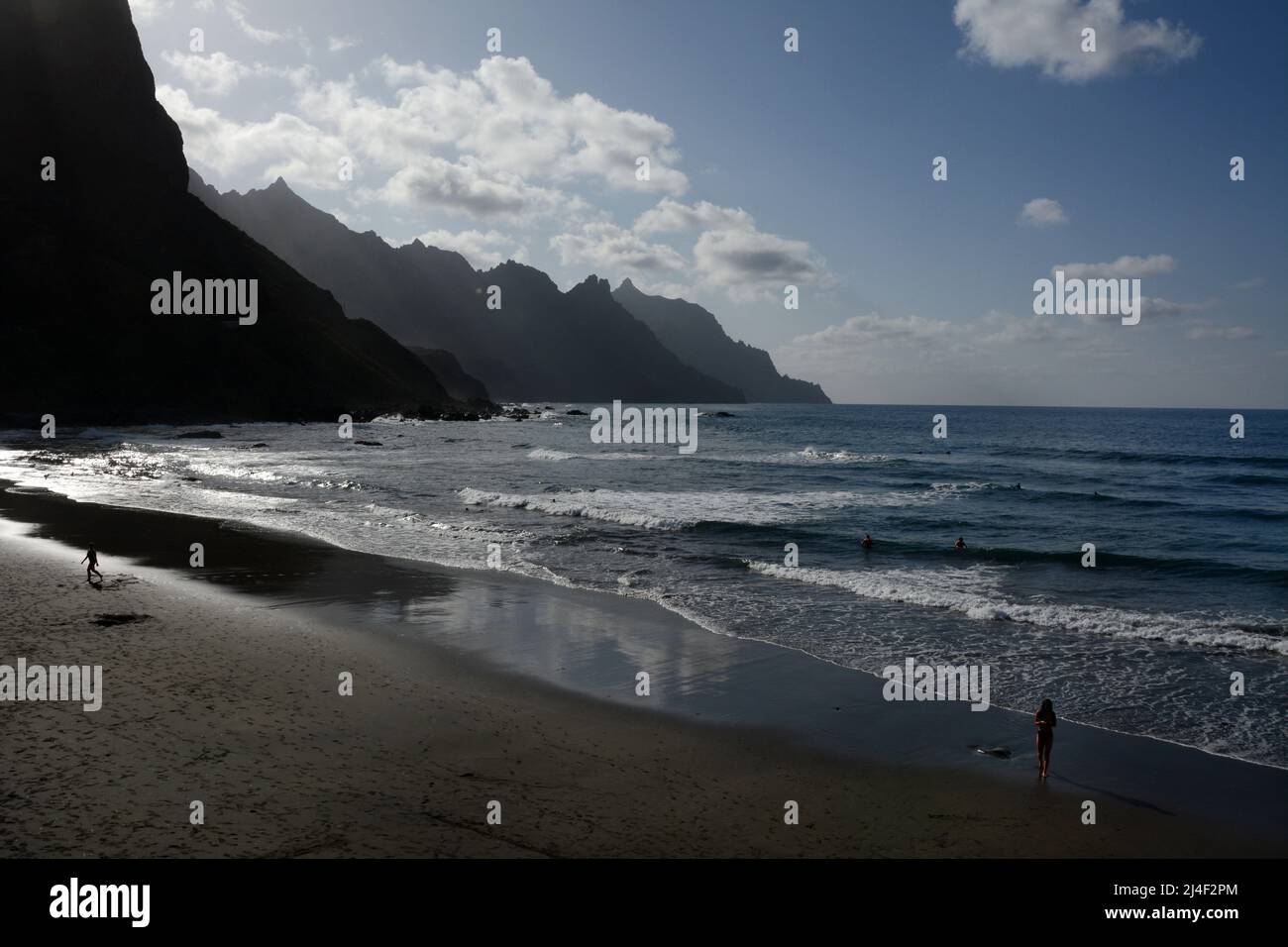 I turisti che nuotano presso la spiaggia Playa del Roque de las Bodegas sull'oceano Atlantico, sui monti Anaga, vicino a Taganana, Tenerife, Isole Canarie, Spagna. Foto Stock