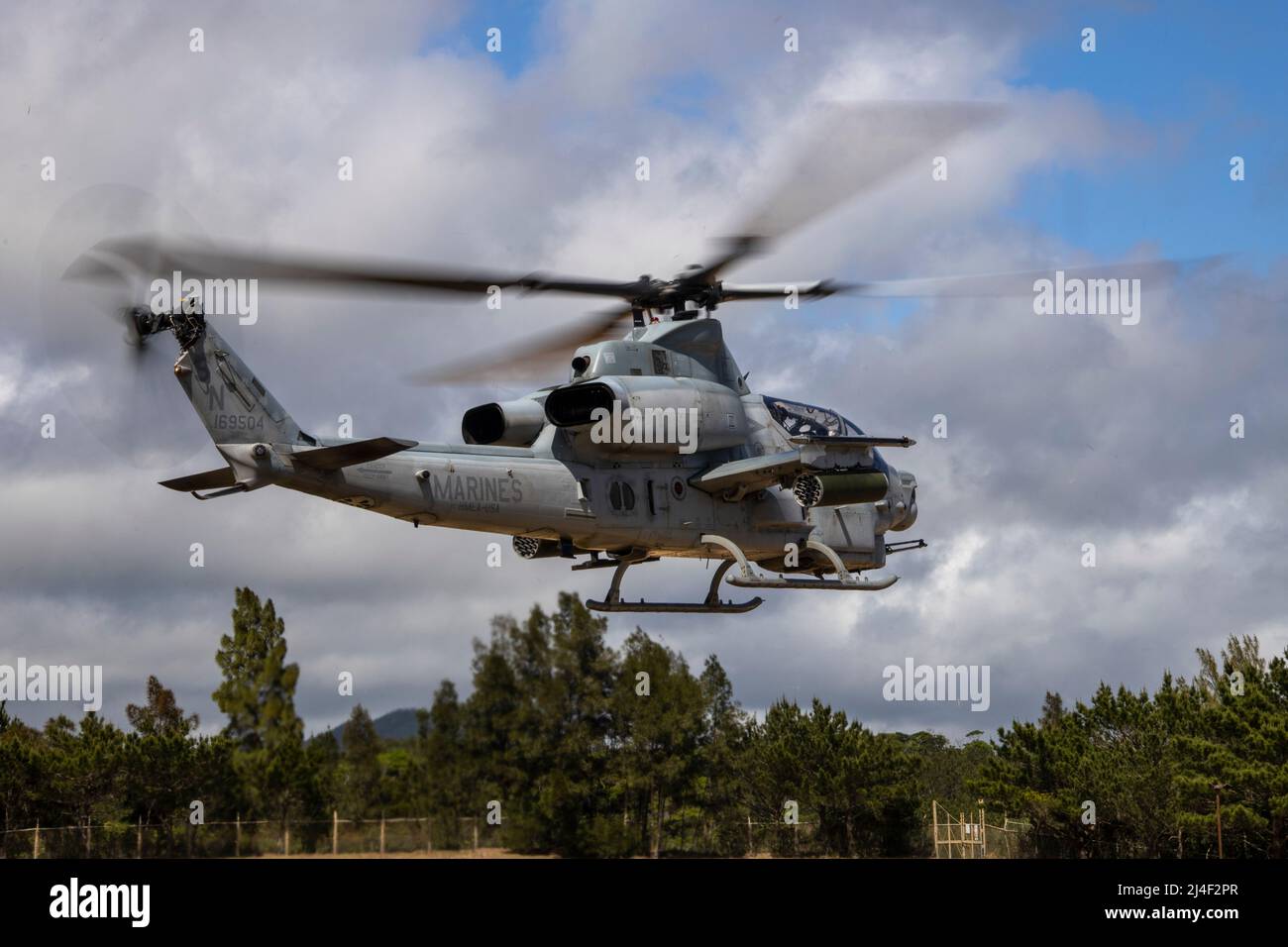 Un corpo marino statunitense AH-1Z Cobra con Marine Medium Tiltrotor Squadron 265 (Rein.), 31st Marine Expeditionary Unit (MEU), decollo da un esercizio Forward Arming and Refeling Point (FARP) su Okinawa, Giappone, aprile. 14, 2022. Un FARP viene utilizzato per estendere le capacità degli aeromobili ad ala fissa o rotante per consentire il riarmo e il rifornimento senza dover tornare a una base operativa in avanti. Il MEU del 31st, l’unico MEU continuamente dispiegato dal corpo dei Marine, fornisce una forza flessibile e letale pronta ad eseguire un’ampia gamma di operazioni militari come principale forza di risposta alla crisi dell’Indo Foto Stock