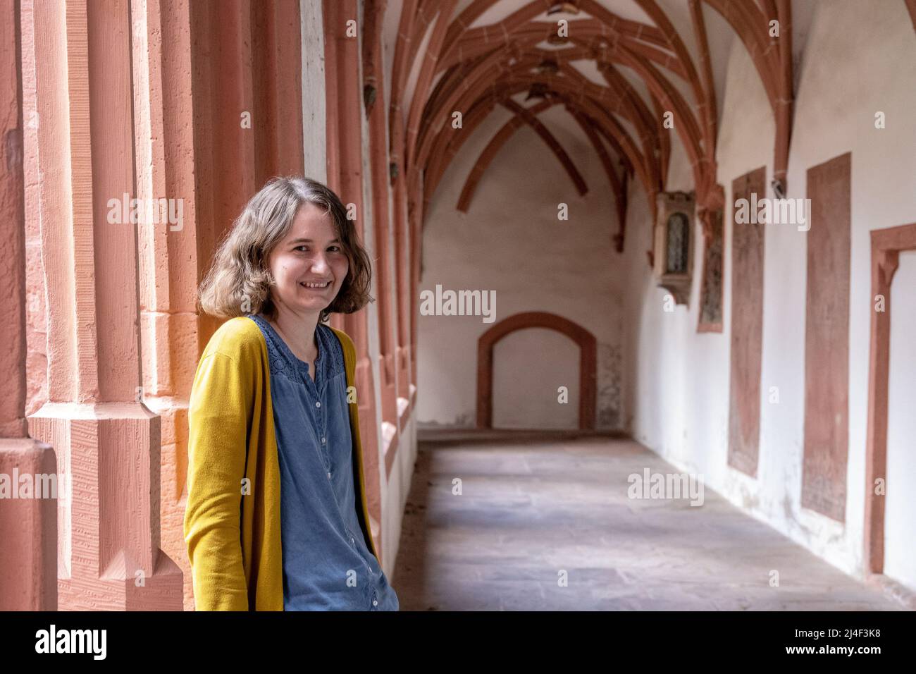 Magonza, Germania. 09th Apr 2022. L'attivista per la protezione del clima di 29 anni Edith Wittenbrink si trova di fronte ad un servizio del gruppo "Cristiani 4 futuri" nel chiostro della chiesa di Santo Stefano. Il gruppo, formato nello stile del "venerdì per il futuro", invita le chiese e le diocesi regionali protestanti a rafforzare il loro impegno per la protezione del clima. (To dpa: 'I protettori del clima prendono le chiese alla preghiera') Credit: Peter Zschunke/dpa-Zentralbild/dpa/Alamy Live News Foto Stock