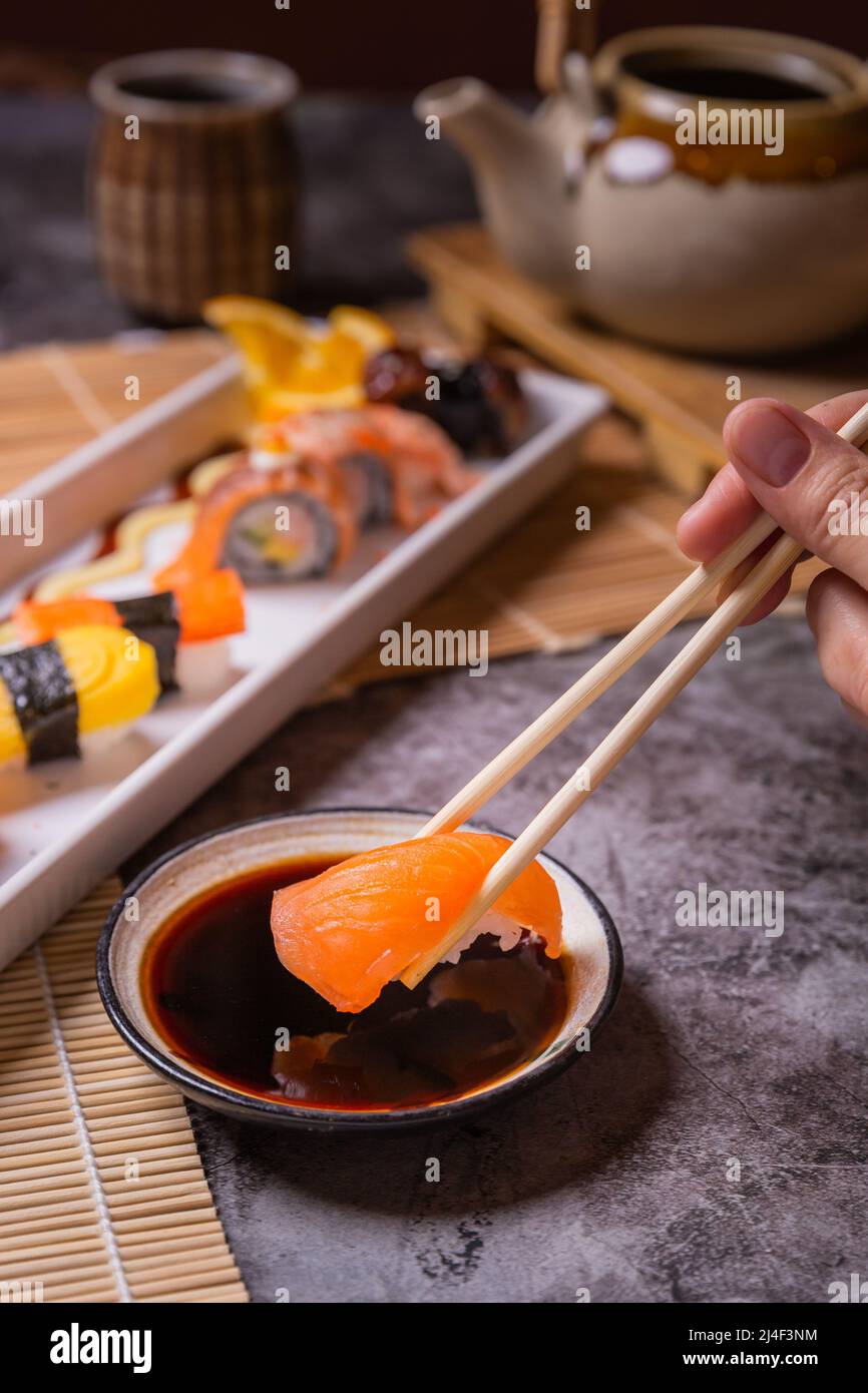 Delizioso sushi preparato in piatti e pronto a servire. Foto Stock