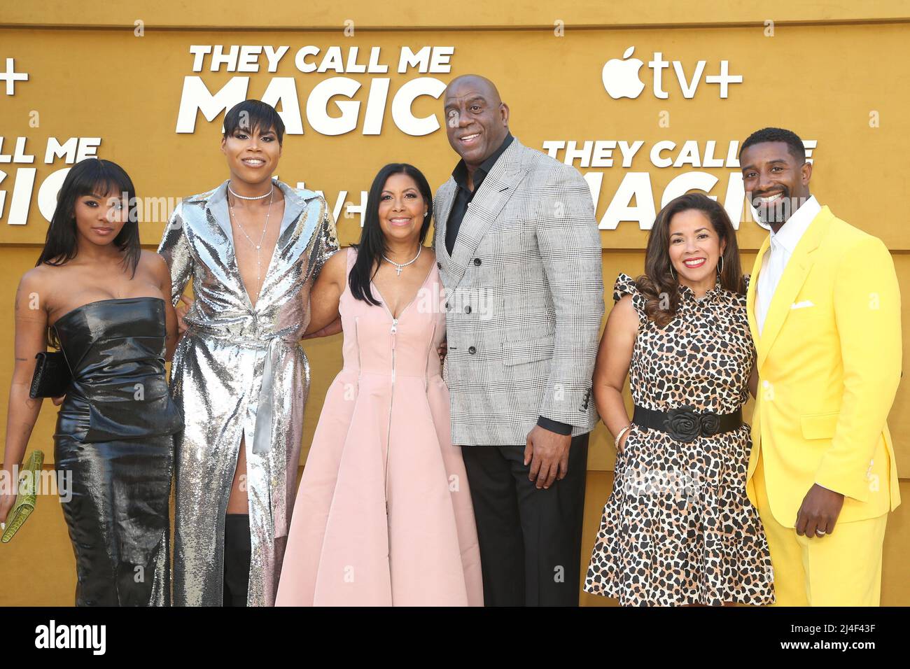 Los Angeles, CA. 14th Apr 2022. ELISA Johnson, EJ Johnson, cookie Johnson, Magic Johnson, Lisa Johnson e Andre Johnson alla prima Apple TV di The Call Me Magic al Village Regency Theatre di Los Angeles, California, il 14 aprile 2022. Credit: Faye Sadou/Media Punch/Alamy Live News Foto Stock