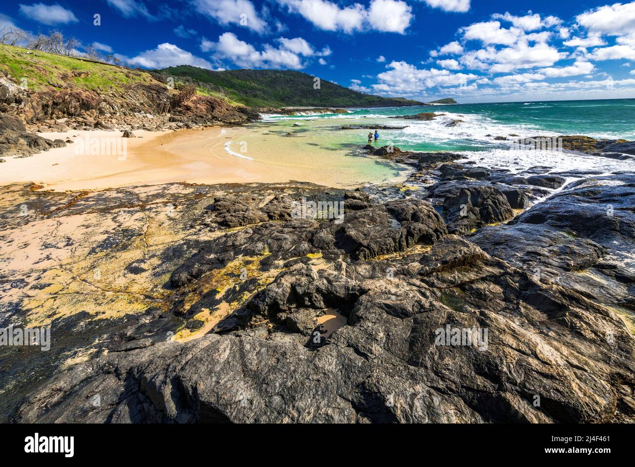 I turisti si godono la piscina naturale presso le piscine Champagne a Fraser Island, Queensland, Australia Foto Stock