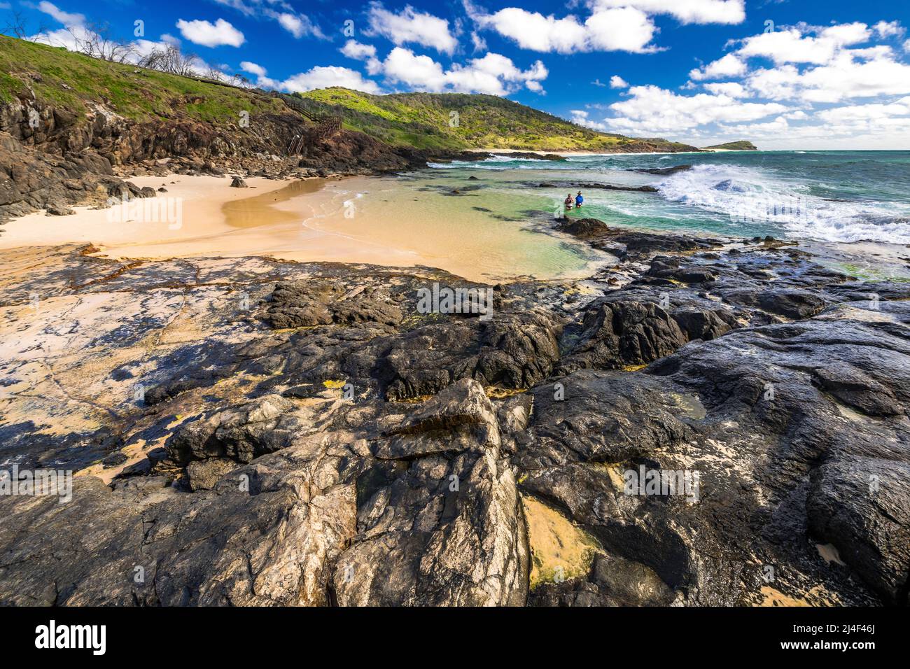 I turisti si godono la piscina naturale presso le piscine Champagne a Fraser Island, Queensland, Australia Foto Stock