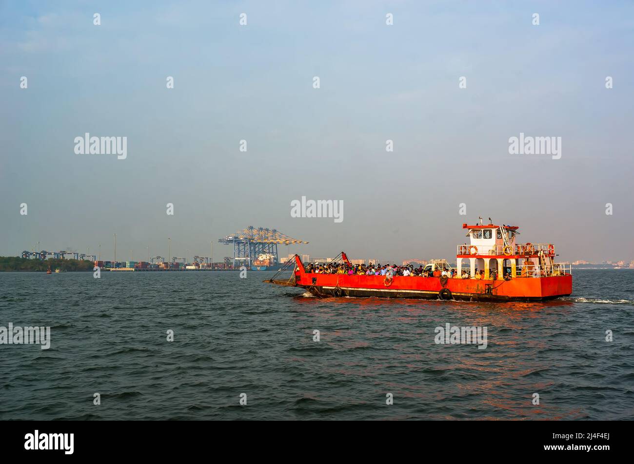 FORT KOCHI, INDIA un traghetto trasporta la gente alla terra principale Ernakulam in Fort Kochi, India. I traghetti sono la forma più veloce di trasporto tra Fort Cochin Foto Stock