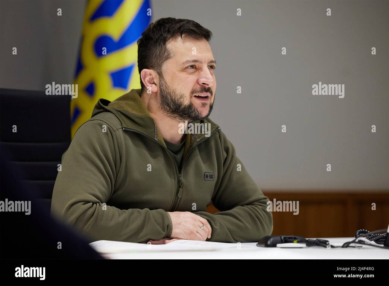 Kiev, Ucraina. 14th Apr 2022. Il presidente ucraino Volodymyr Zelenskyy, si congratula con gli atleti ucraini che hanno partecipato ai Giochi Invictus all'Aia tramite videoconferenza dalla sala della situazione, il 14 aprile 2022 a Kiev, Ucraina. Diciannove soldati ucraini feriti gareggeranno contro atleti provenienti da 18 paesi NATO e alleati. Credit: Ukraine Presidency/Ukraine Presidency/Alamy Live News Foto Stock