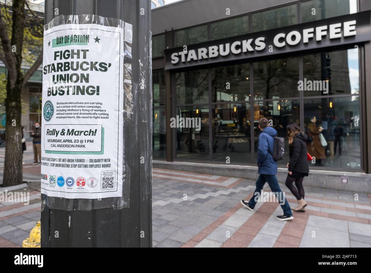 Seattle, Stati Uniti. 14 Apr 2022. Un Rally di spolverizzazione Fight Starbucks Union e un volantino di marzo fuori dal negozio Westlake. Dalla costa alla costa i lavoratori hanno lottato per unionizzare il gigante del caffè man mano che aumentano i profitti aziendali. James Anderson/Alamy Live News Foto Stock