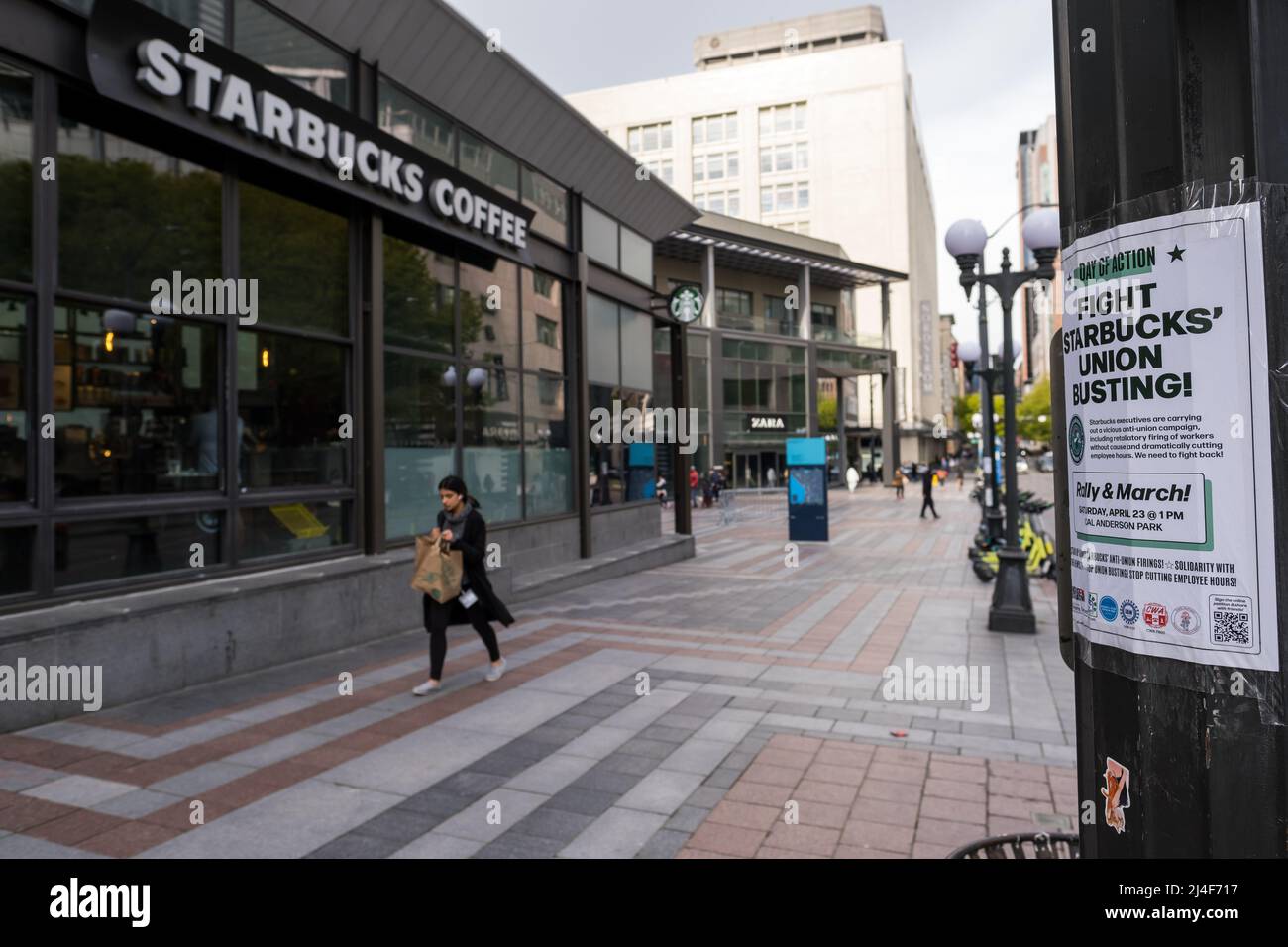 Seattle, Stati Uniti. 14 Apr 2022. Un Rally di spolverizzazione Fight Starbucks Union e un volantino di marzo fuori dal negozio Westlake. Dalla costa alla costa i lavoratori hanno lottato per unionizzare il gigante del caffè man mano che aumentano i profitti aziendali. James Anderson/Alamy Live News Foto Stock