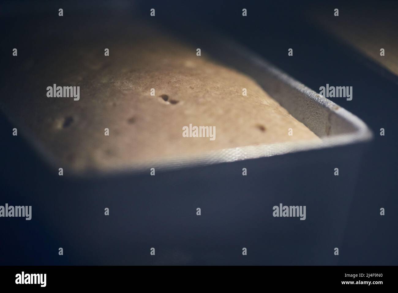 Il processo di produzione del pane di segale stampato. Cottura del pane in forno. Foto attraverso il vetro. Vista frontale. Foto Stock