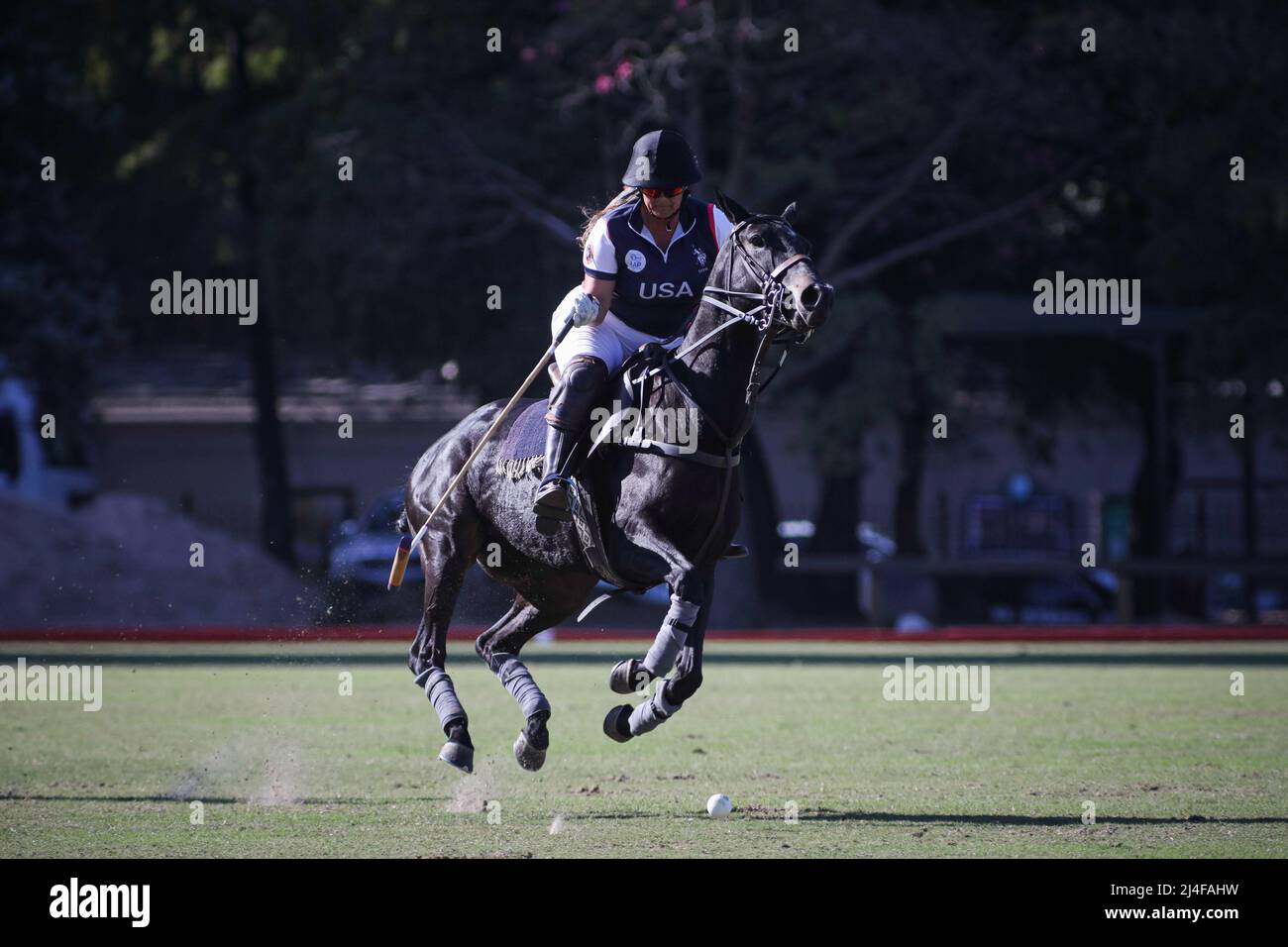 Buenos Aires, Argentina. 14th Apr 2022. Erica Gandomcar dagli Stati Uniti compete durante la Coppa del mondo di Polo - Semifinali tra USA e Inghilterra a campo Argentino de Polo. (Foto di Roberto Tuero/SOPA Images/Sipa USA) Credit: Sipa USA/Alamy Live News Foto Stock