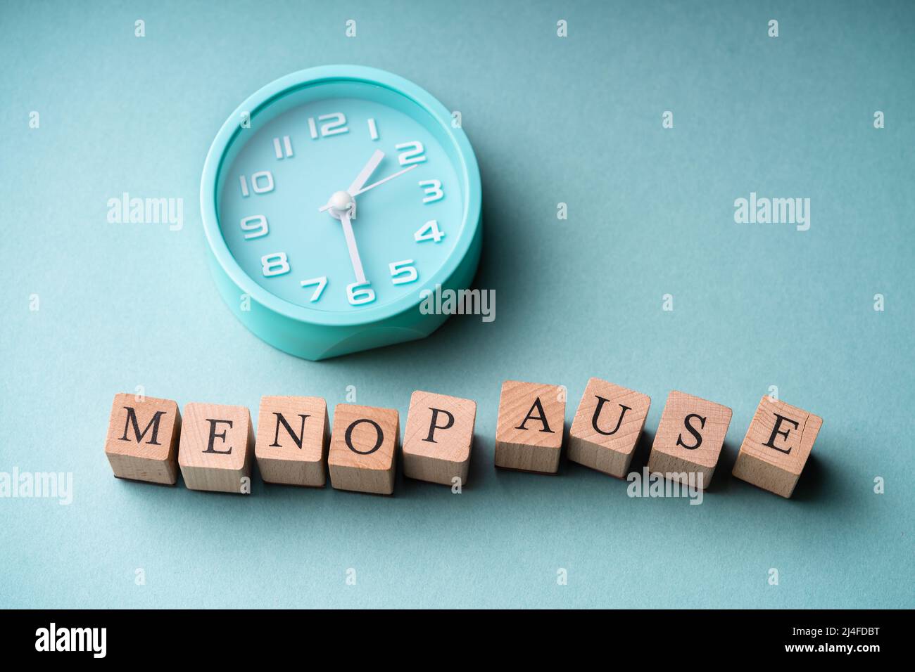 Menopausa tempo Orologio blocco di legno testo parola Foto Stock