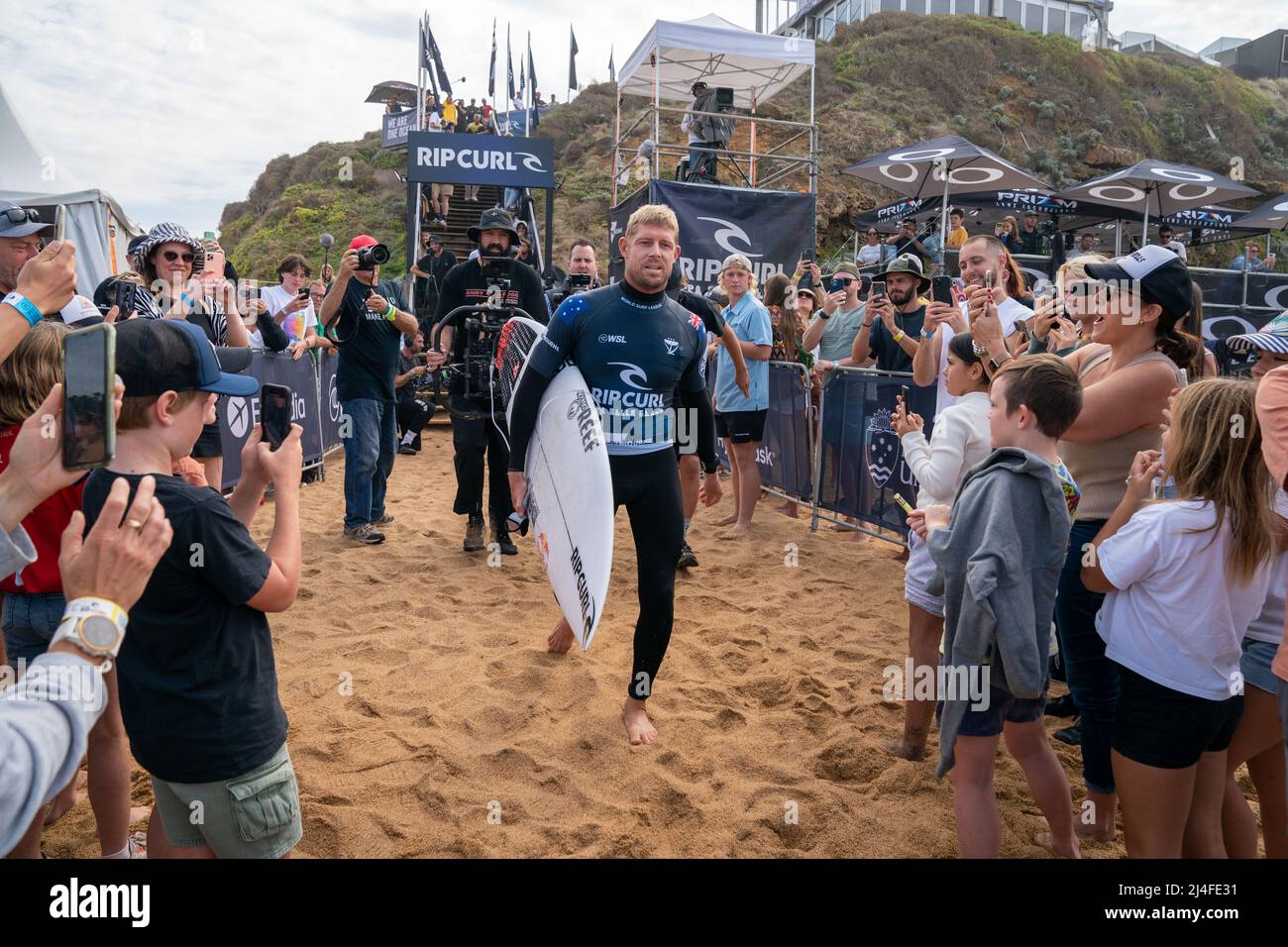 BELLS BEACH, AUS 14 APRILE 2022: Mick Fanning dall'Australia, tre volte campione del mondo che ha gareggiato come wild card nell'evento, ha sconfitto Kanoa Igarashi del Giappone alla WSL RIP Curl Pro Bells Beach 2022. Igarashi è stato classificato primo al mondo. Credit: AFLO Co. Ltd./Alamy Live News Foto Stock