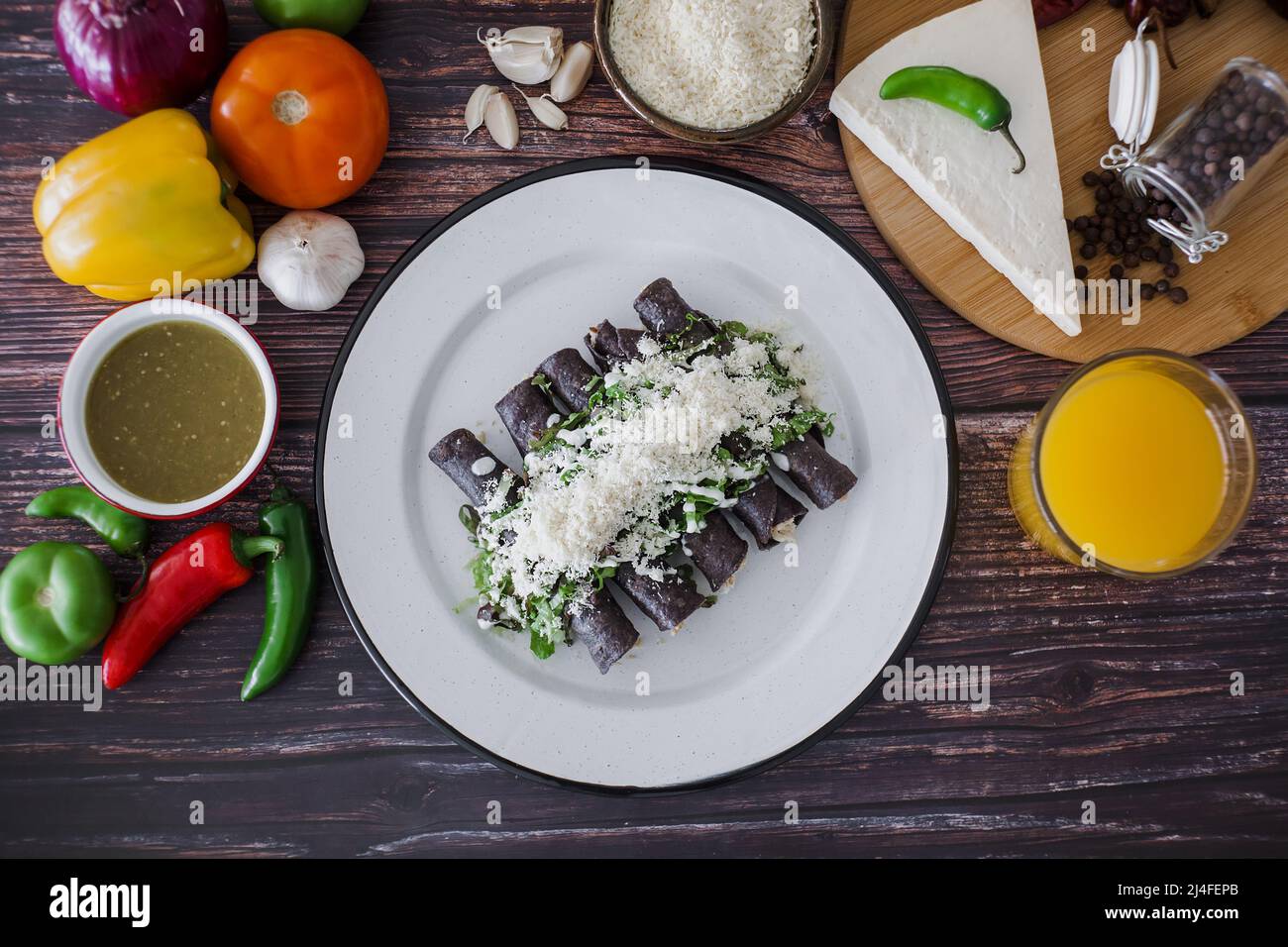 Tacos Dorados messicano o flautas de pollo cibo tradizionale in Messico Foto Stock