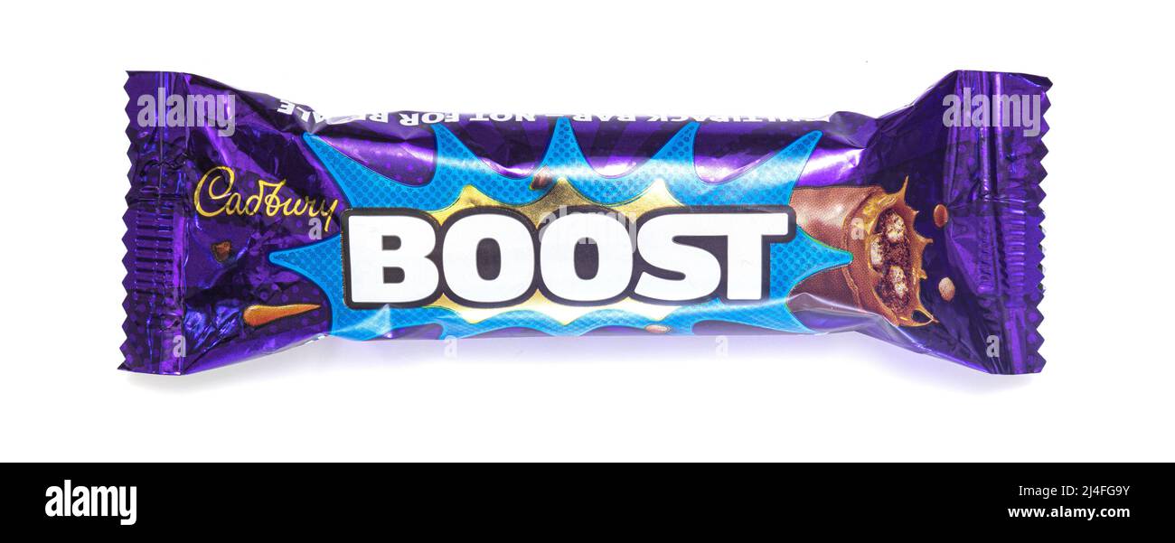 SWINDON, Regno Unito - 15 APRILE 2022: Cadbury Boost Chocolate Bar su sfondo bianco Foto Stock