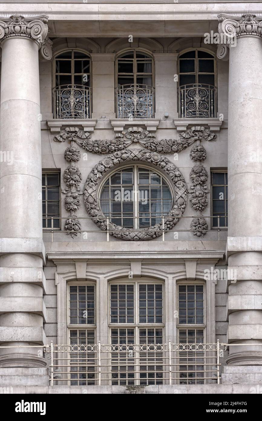 LONDRA, UK - 13 APRILE 2022: Dettaglio architettonico sulla facciata dell'edificio in Regent Street Foto Stock