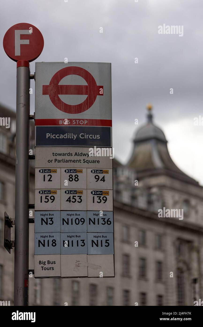 LONDRA, UK - 13 APRILE 2022: Fermata dell'autobus London Transport a Piccadilly Circus con edificio defocused in background Foto Stock