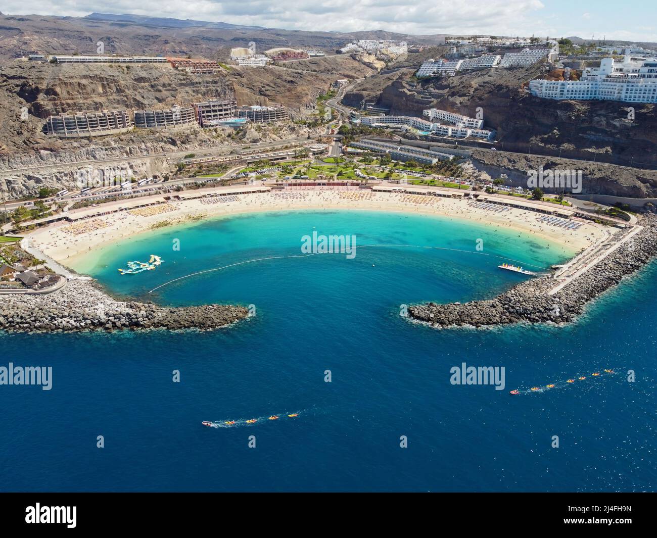 Foto con drone aereo. Playa de Amadores, grande baia con una spiaggia di sabbia bianca. Puerto Rico de Gran Canaria, Isole Canarie, Spagna. Foto Stock
