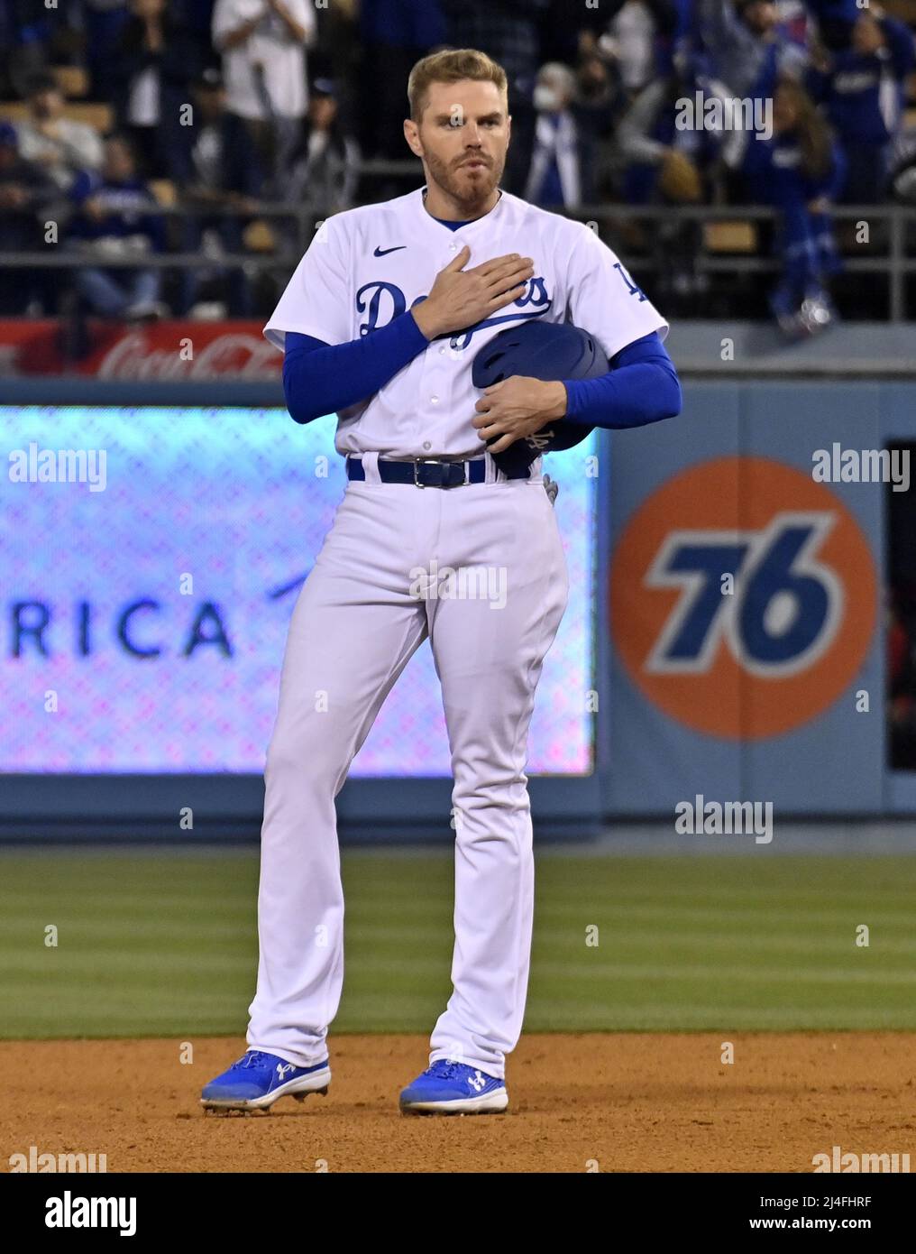 Los Angeles, Stati Uniti. 15th Apr 2022. Freddie Freeman di Los Angeles Dodgers riconosce i fan che cantano "Fred-die, Fred-die!" Dopo aver portato via l'ottava inning con un doppio contro il nuovo reliever di Cincinnati Reds Tony Santillan giovedì 14 aprile 2022. I Dodgers segnò sei manches nell'ottava inning per sconfiggere i Reds 9-3. Foto di Jim Ruymen/UPI Credit: UPI/Alamy Live News Foto Stock