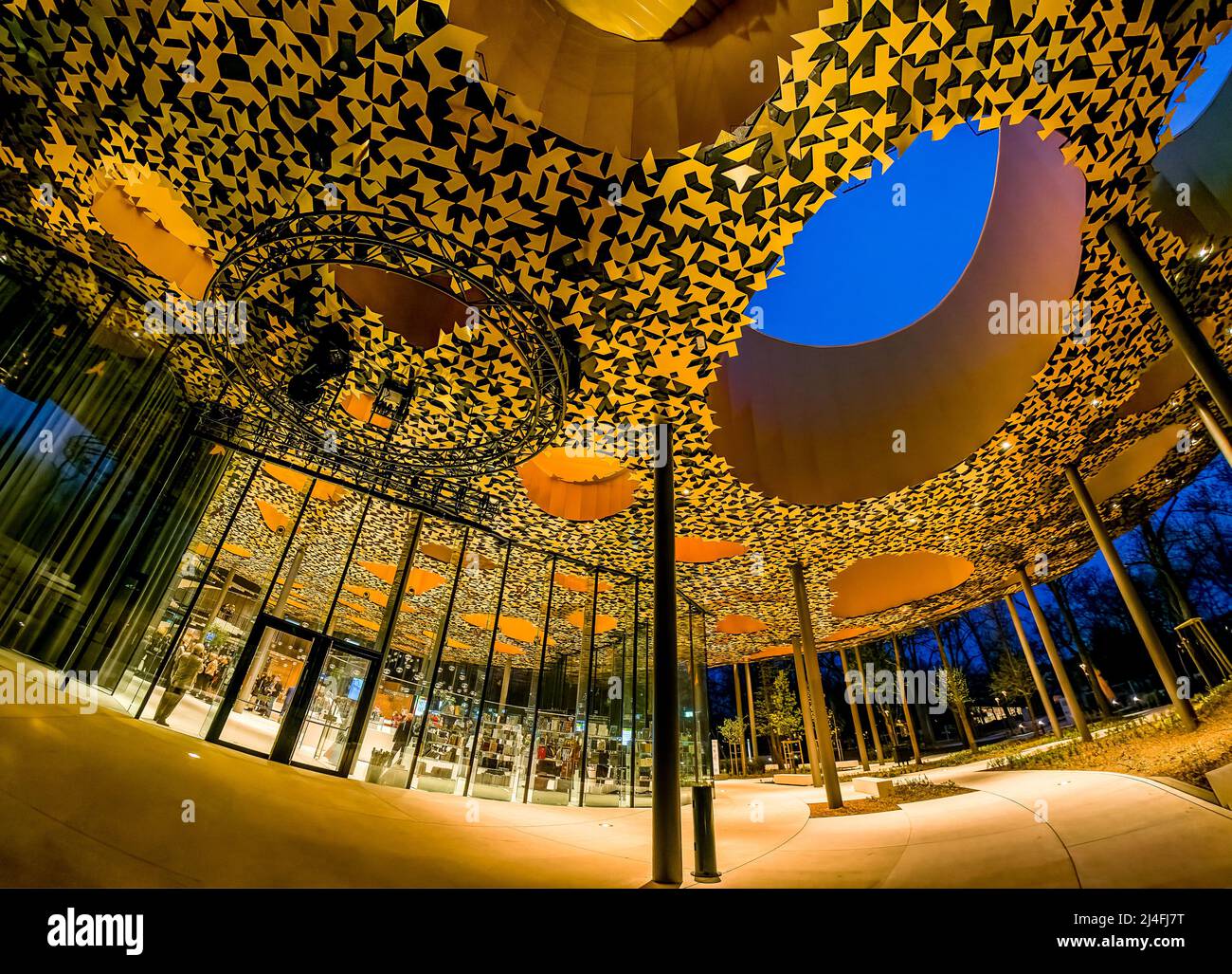 Vista notturna dell'iconica Casa della Musica Ungheria. L'edificio progettato dall'architetto giapponese Sou Fujimoto. La sala della musica ha aperto nel 2022 Foto Stock