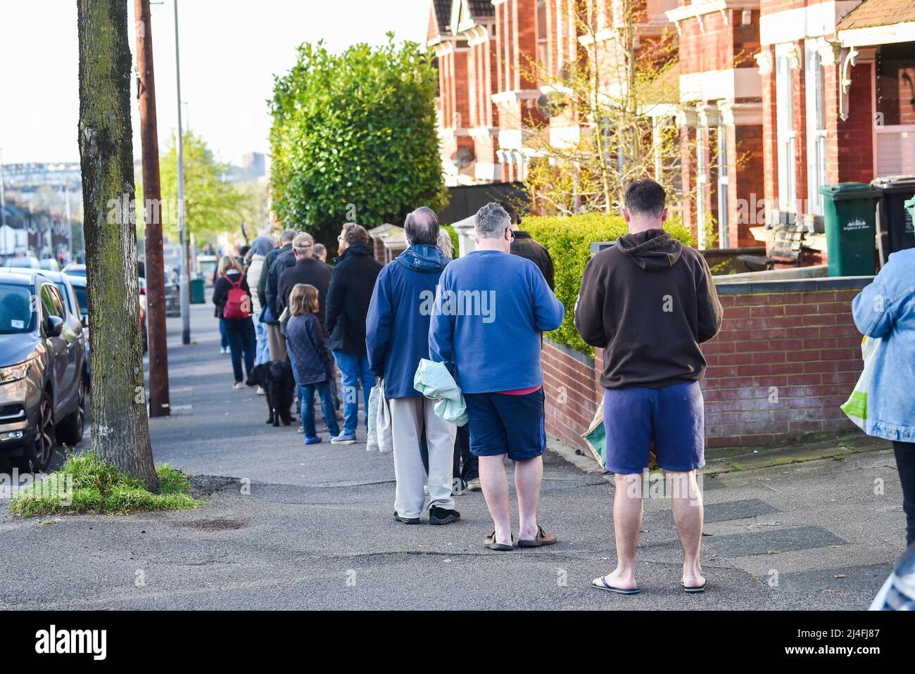 Brighton UK 15th April 2022 - Una grande coda al di fuori della panetteria Ravens a Brighton il Venerdì Santo mattina dove sono famosi per i loro panini caldi con clienti provenienti da miglia di distanza per comprarli : Credit Simon Dack / Alamy Live News Foto Stock