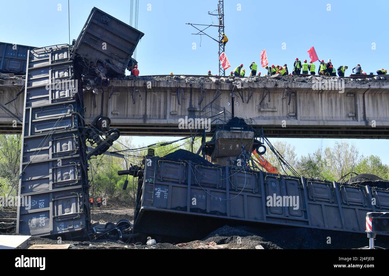 (220415) -- TIANJIN, 15 aprile 2022 (Xinhua) -- i soccorritori lavorano nel sito di un incidente ferroviario merci a Tianjin, nella Cina settentrionale, il 15 aprile 2022. Giovedì, nella municipalità di Tianjin, nella Cina settentrionale, si è verificato un incidente che ha coinvolto due treni merci che trasportavano carbone, causando la deragliata di alcune carrozze, secondo le autorità locali. L'incidente si è verificato alle 1 circa su una sezione della ferrovia di Datong-Qinhuangdao, ha detto l'ufficio comunale di gestione delle emergenze. Le autorità ferroviarie hanno inviato sei treni di soccorso e quasi 1.000 addetti al salvataggio nel sito. Nessuna vittima è stata r Foto Stock