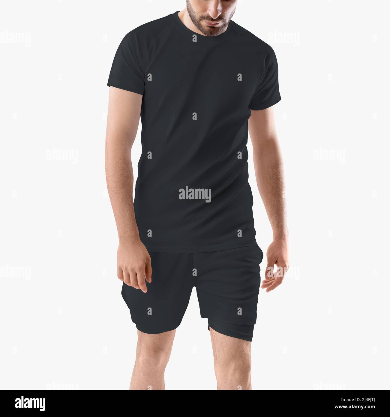 Mockup di t-shirt nera, pantaloncini a trama sciolta con linea di compressione, sull'uomo, isolato sullo sfondo, vista frontale. Modello abiti per sport, luogo fo Foto Stock