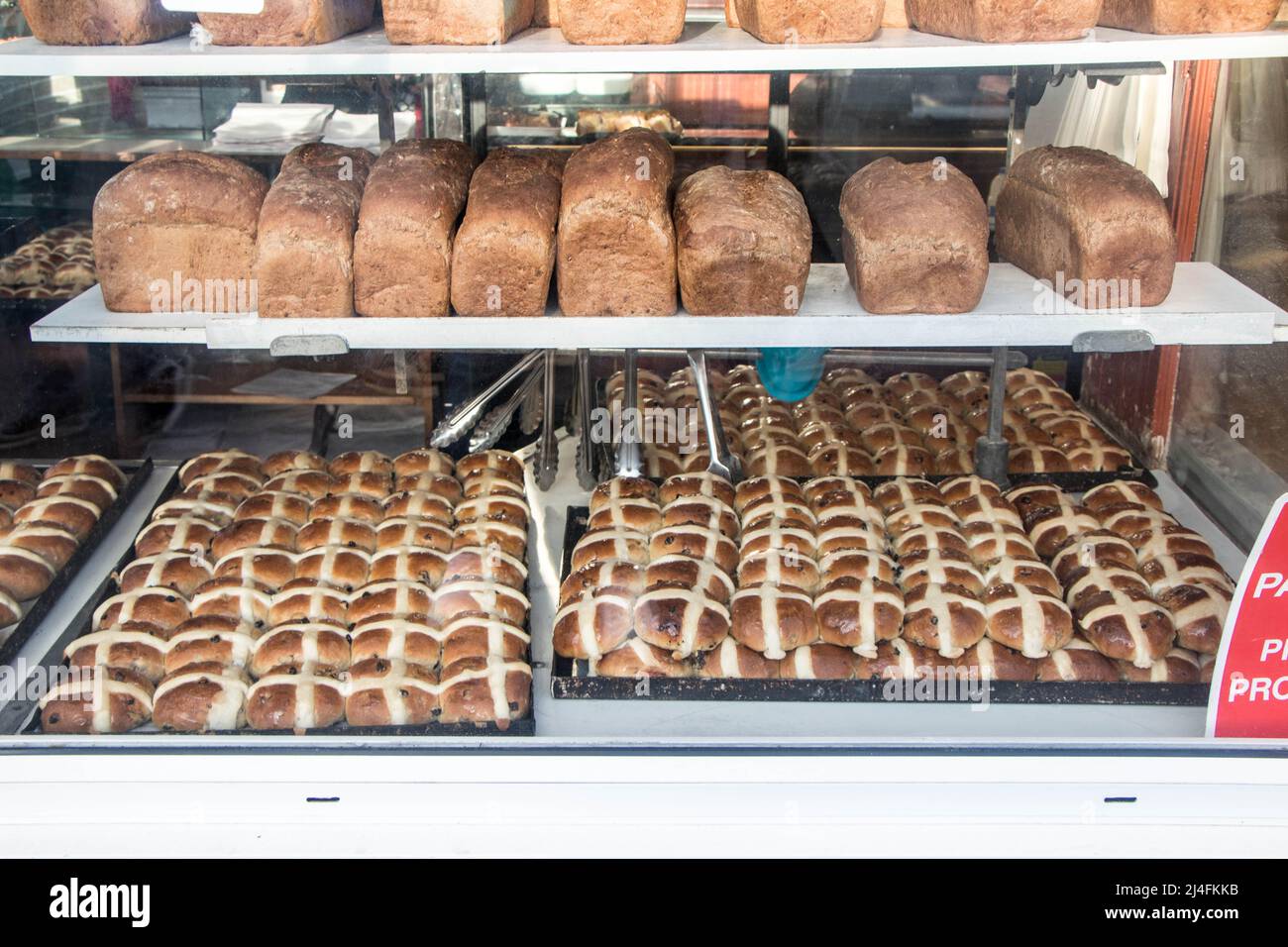 Brighton, East Sussex, Regno Unito. 15th Apr 2022. Decine di persone accadevano per panini caldi alla panetteria Brighton Ravens questo Venerdì Santo la panetteria vende migliaia di panini ogni anno con i clienti in attesa pazientemente per più di un'ora per mettere le mani su di loro. La panetteria ha aperto alle 7:30am con una coda di già intorno alle 75 La gente con più unirsi al minuto, una signora stava prendendo i suoi conigli di nuovo al Galles un'altra stava consegnandoli fuori agli amici in Worthing Credit: @Dmoonuk/Alamy Live News Foto Stock