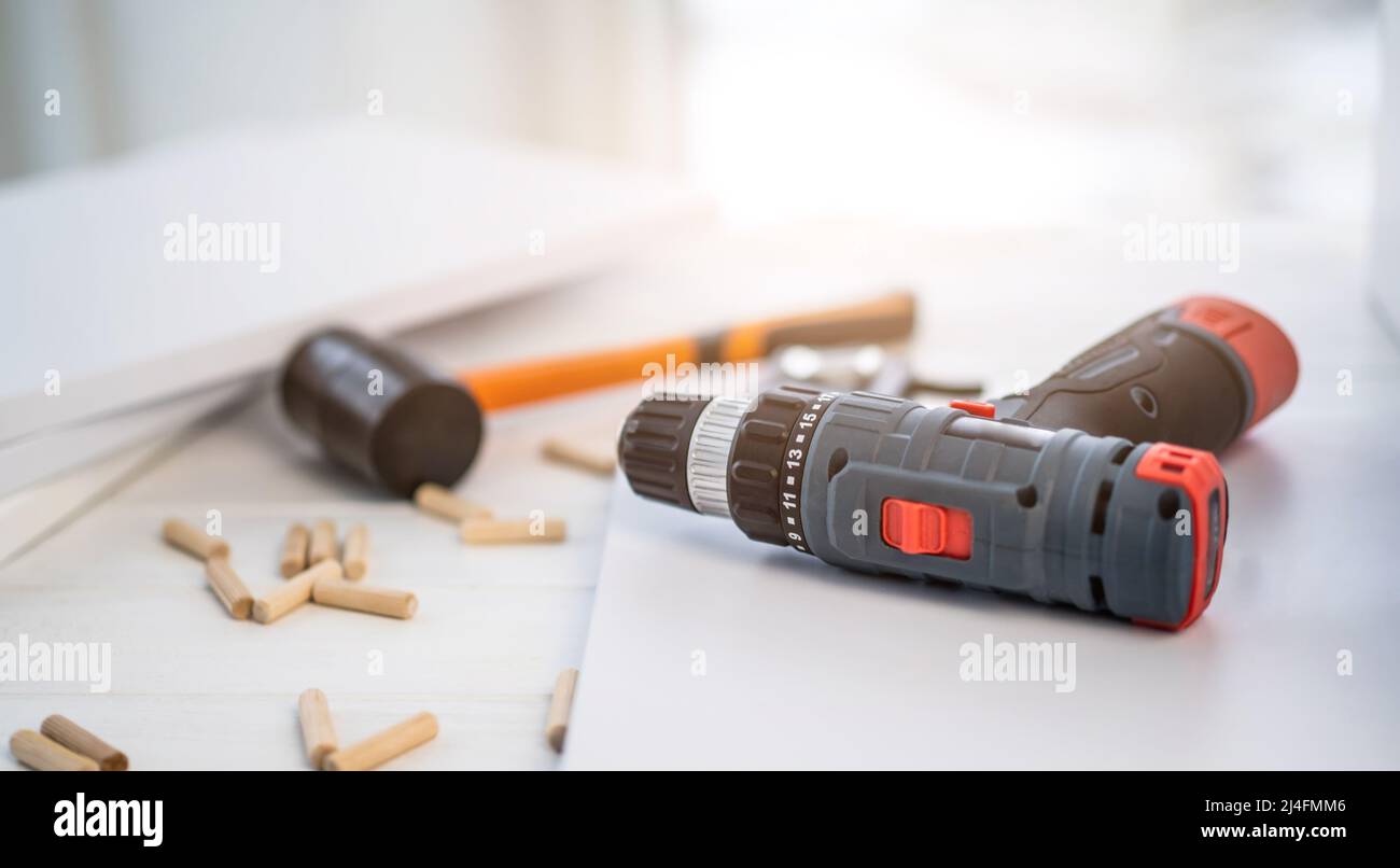 Utensili e bulloneria per l'assemblaggio di mobili Foto Stock