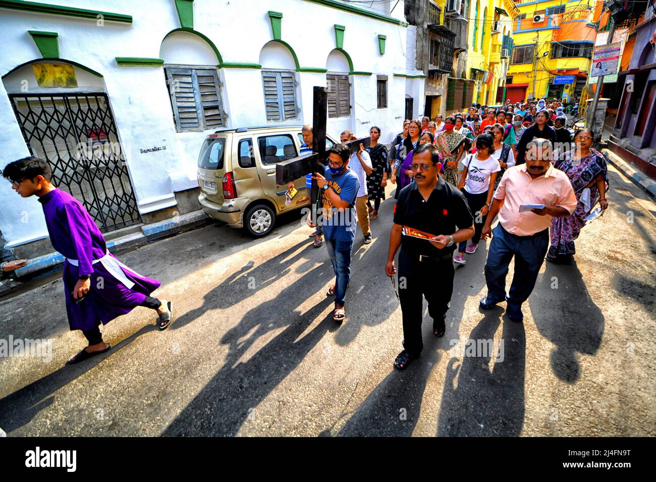 Giovani e devoti cristiani hanno visto portare una croce mentre prendono parte alla processione religiosa durante il Venerdì Santo. Il Venerdì Santo è una festa cristiana che commemora la crocifissione di Gesù Cristo e la sua morte al Calvario. Si osserva durante la settimana Santa come parte del Triduo Pasquale il venerdì che precede la domenica di Pasqua, e può coincidere con l'osservanza ebraica della Pasqua. Foto Stock