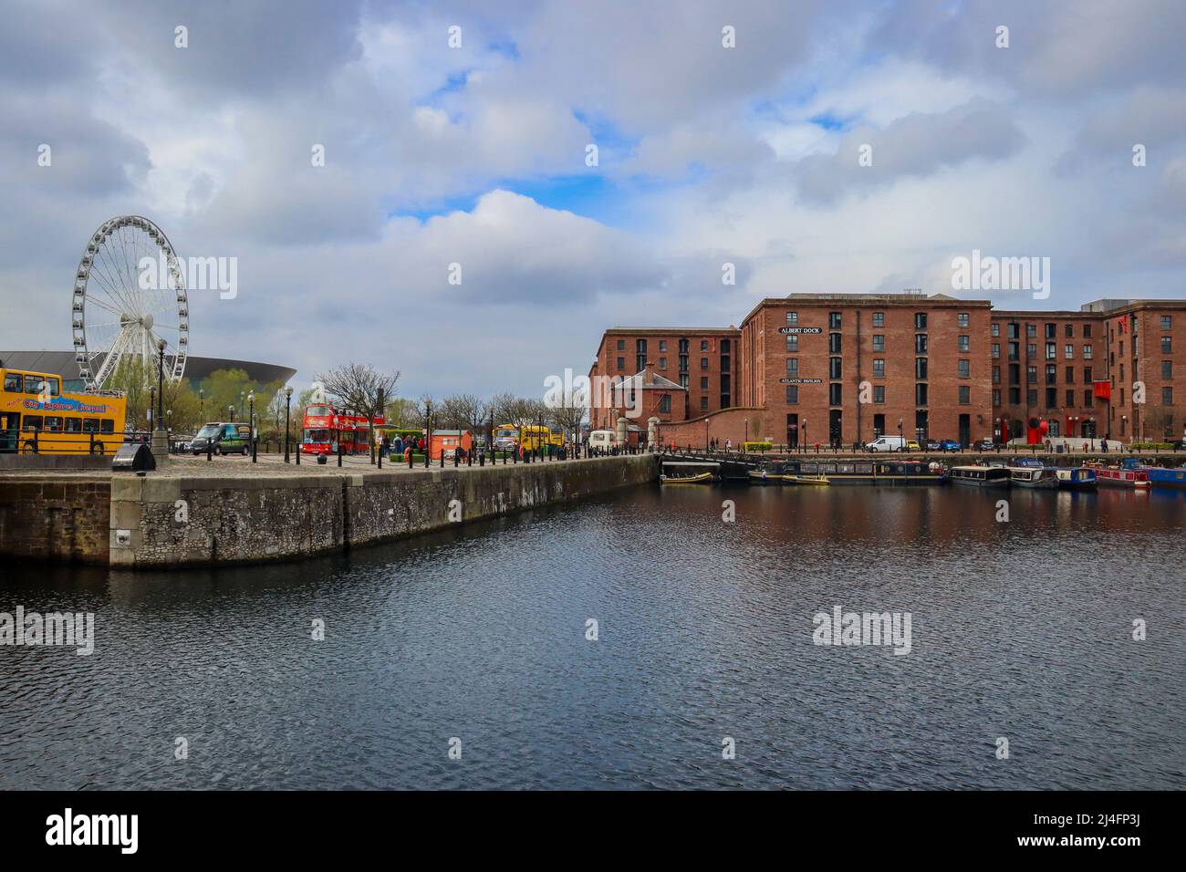 Albert Dock e la ruota di Liverpool Foto Stock