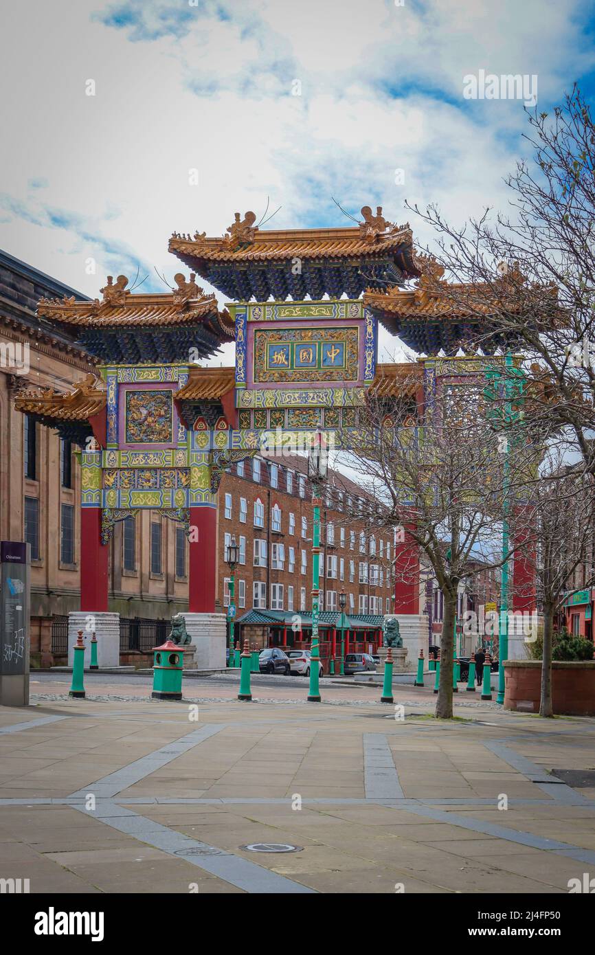 L'incredibile arco di porta Cinese decorato in modo elaborato, Liverpool Chinatown Foto Stock