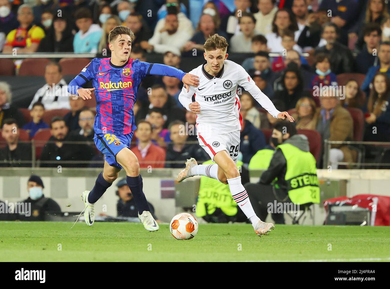 Gavi del FC Barcelona e Jesper Lindstrom di Francoforte durante la UEFA Europa League, quarti di finale, partita di calcio a 2nd gambe tra il FC Barcelona e Eintracht Francoforte il 14 aprile 2022 allo stadio Camp Nou di Barcellona, Spagna - Foto: HMB Media/DPPI/LiveMedia Foto Stock